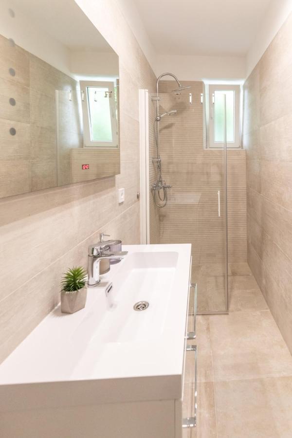 Luxury Rooms With Balcony 자다르 외부 사진